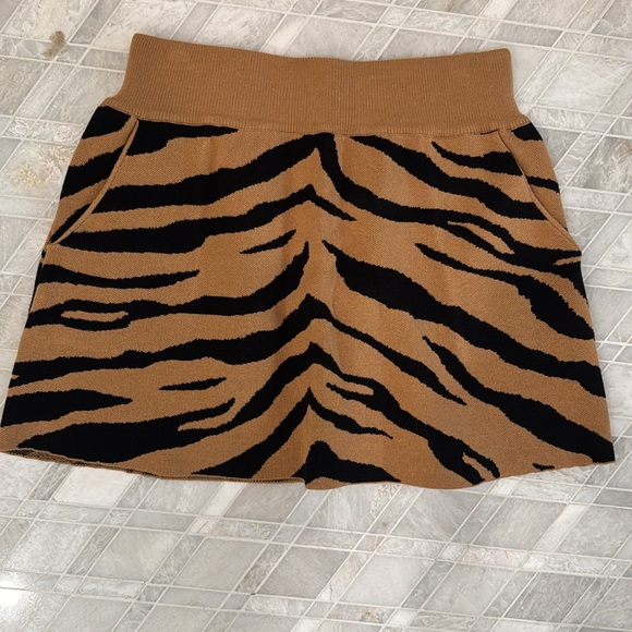 Queen of sparkles tiger vest sweater set - Picture 2 of 3